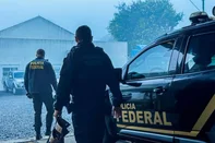 Nesta terça-feira (03.06.2025), a Polícia Federal (PF) prendeu seis pessoas no Rio Grande do Sul, em uma operação que combate a lavagem de capitais adquiridos com dinheiro do tráfico de drogas. As capturas ocorreram em Porto Alegre, Pelotas, no sul do Estado, e Santa Cruz do Sul, no Vale do Rio Pardo. As empresas investigadas são responsáveis por movimentações superiores a R$ 10 bilhões, conforme a investigação.<!-- NICAID(16051337) -->