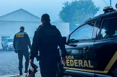 Nesta terça-feira (03.06.2025), a Polícia Federal (PF) prendeu seis pessoas no Rio Grande do Sul, em uma operação que combate a lavagem de capitais adquiridos com dinheiro do tráfico de drogas. As capturas ocorreram em Porto Alegre, Pelotas, no sul do Estado, e Santa Cruz do Sul, no Vale do Rio Pardo. As empresas investigadas são responsáveis por movimentações superiores a R$ 10 bilhões, conforme a investigação.<!-- NICAID(16051337) -->