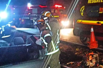 Um homem morreu em um acidente de trânsito na madrugada deste sábado em Nova Prata. Ele bateu o carro que dirigia contra uma árvore na BR-470. De acordo com informações do Corpo de Bombeiros de Veranópolis, que atendeu a ocorrência, quando a guarnição chegou ao local, equipes do Serviço de Atendimento Médico de Urgência (Samu) já haviam declarado o óbito do motorista. Ainda segundo os bombeiros, a vítima estava presa às ferragens, por isso, a equipe precisou usar ferramenta hidráulica de desencarceramento para liberar o corpo. O nome da vítima não foi divulgado. <!-- NICAID(14893146) -->