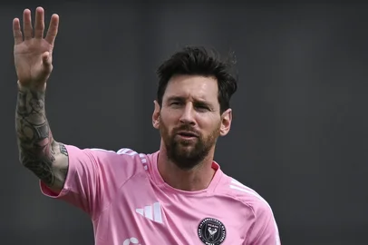 Inter Miami's Argentine forward #10 Lionel Messi waves to teammates during a training session on the eve of the Club World Cup 2025 Group A football match between Egypt's Al-Ahly and US Inter Miami at Inter Miami CF Training Centre, Fort Lauderdale, Florida on June 13, 2025. (Photo by PATRICIA DE MELO MOREIRA / AFP)<!-- NICAID(16059379) -->