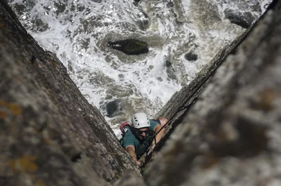 TORRES, RS, BRASIL, 02-02-2026: Geverson Vianna escala a via Golpe de Vista VI° 25m, no Morro da Furnas, em Torres, com apoio do instrutor Rafael Caon, da Grimper Montanhismo. Local é único para a prática do esporte à beira-mar no litoral do Rio Grande do Sul. Foto: Mateus Bruxel/Agência RBS<!-- NICAID(16216947) -->