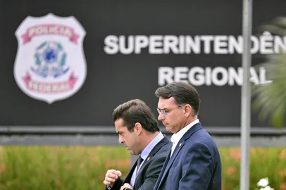 Evaristo Sa / AFP Senator Flavio Bolsonaro (R), son of former Brazilian president Jair Bolsonaro, leaves the Federal Police headquarters where Bolsonaro is being held, in Brasilia, on November 25, 2025. Brazil's Supreme Court on November 24 voted to uphold the imprisonment of former president Jair Bolsonaro, who was detained over the weekend for tampering with his ankle monitor using a soldering iron. (Photo by Evaristo Sa / AFP)Editoria: POLLocal: BrasíliaIndexador: EVARISTO SASecao: prisonFonte: AFPFotógrafo: STF<!-- NICAID(16173950) -->