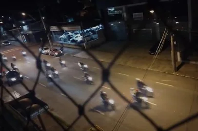 Motoqueiros são flagrados perturbando vizinhança do bairro Santa Catarina, na sexta-feira (10). Fiscalização de Trânsito quer mais ações para coibir esse tipo de crime. <!-- NICAID(15597452) -->