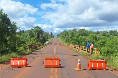 A Ponte do Piraju, localizada na RS-168, entre São Luiz Gonzaga e Roque Gonzales, foi interditada pelo Departamento Autônomo de Estradas de Rodagem (Daer) neste sábado (10). A medida foi adotada após uma análise técnica identificar uma cratera na cabeceira da ponte