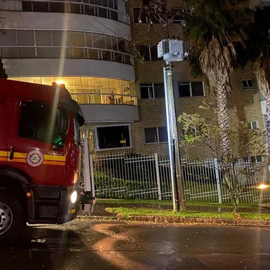 Um incêndio assustou moradores no bairro Santa Tereza, em Porto Alegre. O fogo atingiu o segundo andar de um edifício localizado na Rua Miguel Couto, esquina com a Corrêa Lima<!-- NICAID(15559085) -->