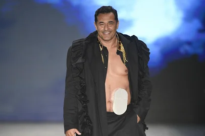 O ator Luciano Szafir com bolsa de estomia no desfile de Walerio Araujo na São Paulo Fashio Week 2021Foto: Marcelo Soubhia/FOTOSITE<!-- NICAID(14945274) -->