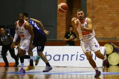 CAXIAS DO SUL, RS, BRASIL, 11/02/2026. Caxias do Sul Basquete x Pinheiros, jogo válido pela 29ª rodada do Novo Basquete Brasil - NBB 2025/2026 - realizado no ginásio do Sesi. (Porthus Junior/Agência RBS)Indexador: Porthus Junior<!-- NICAID(16223479) -->