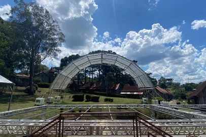 Abertura da Festa da Uva ocorrerá em espaço aberto. Autoridades serão recepcionadas ao lado das Réplicas e convidados serão acomodados nas arquibancadas do Som & Luz <!-- NICAID(15012115) -->