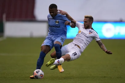 Brazil's Gremio Leo Pereira (L) and Ecuador's Liga de Quito Argentine Lucas Piovi vie for the ball during the Copa Sudamericana round of 16 first leg football match at the Rodrigo Paz Delgado stadium in Quito, on July 13, 2021. (Photo by Dolores OCHOA / POOL / AFP)Editoria: SPOLocal: QuitoIndexador: DOLORES OCHOASecao: soccerFonte: POOLFotógrafo: STR<!-- NICAID(14833897) -->