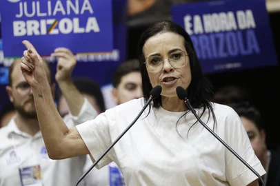 PORTO ALEGRE, RS, BRASIL, 15-11-2025: Lançamento de pré-candidatura de Juliana Brizola (PDT) para o governo do Rio Grande do Sul no plenário Otávio Rocha, da Câmara Municipal de Vereadores de Porto Alegre. O evento conta com a presença do presidente nacional do PDT, Carlos Lupi, do presidente estadual do partido, Romildo Bolzan, além de deputados, prefeitos, vereadores e lideranças políticas. Foto: Mateus Bruxel/Agência RBSIndexador: MATEUS BRUXEL<!-- NICAID(16168154) -->