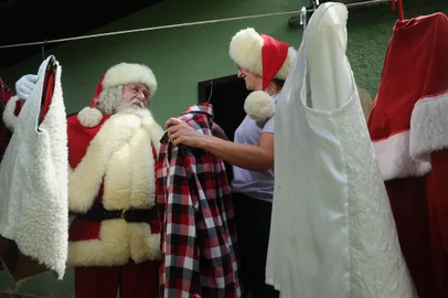 CAXIAS DO SUL, RS, BRASIL, 24/10/2023. Papai Noel Vavá (Valderez Carlos storchi, 73 anos) é case da matéria sobre a demanda pelo personagem em Caxias. A agenda dele para o dia 24 esgotou-se em menos de 24 horas após ser aberta. Na foto, Vavá e aa filha Daniela Raquel Storchi, que atua como duende e cuida da agenda dele. (Bruno Todeschini/Agência RBS)Indexador: BTK<!-- NICAID(15577913) -->