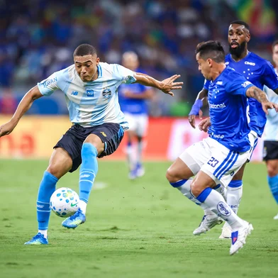 Na foto: Carlos ViníciusRS - FUTEBOL/CAMPEONATO BRASILEIRO 2026/GREMIO X CRUZEIRO  - ESPORTES - Lance da partida entre Gremio e Cruzeiro disputada na noite deste sabado, no Estadio do Mineira, em Belo Horizonte, valida pela Campeonato Brasileiro 2026. FOTO: LUCAS UEBEL/GREMIO FBPA<!-- NICAID(16268706) -->