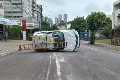 Uma colisão entre um Kwid e Focus, ocorrida na tarde deste domingo (8), deixou o trânsito em meia pista na Rua Visconde de Pelotas, bairro Pio X, em Caxias do Sul. O acidente aconteceu por volta das 16h.<!-- NICAID(15931180) -->