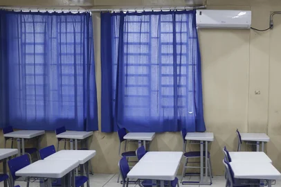 André Ávila / Agencia RBS PORTO ALEGRE, RS, BRASIL - 2025.02.12 - Salas de aula da escola Protásio Alves contam com ventiladores e ar condicionado para a climatização dos alunos e professores. (Foto: André Ávila/ Agência RBS) Indexador: Andre Avila<!-- NICAID(15975061) -->