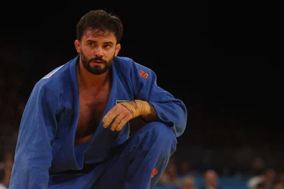 2024.07.30 - Jogos Olímpicos Paris 2024 - Judô masculino - Rafael Macedo (kimono azul). - Foto: Luiza Moraes/COB<!-- NICAID(15828665) -->