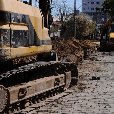 CAXIAS DO SUL, RS, BRASIL, 30/08/2021 - Samae realiza obra de implantação de rede de esgoto no Jardim Esmeralda, na rua Eng. Bolívar Pedrot Melgare com a Eduardo Guerra. (Marcelo Casagrande/Agência RBS)<!-- NICAID(14876308) -->
