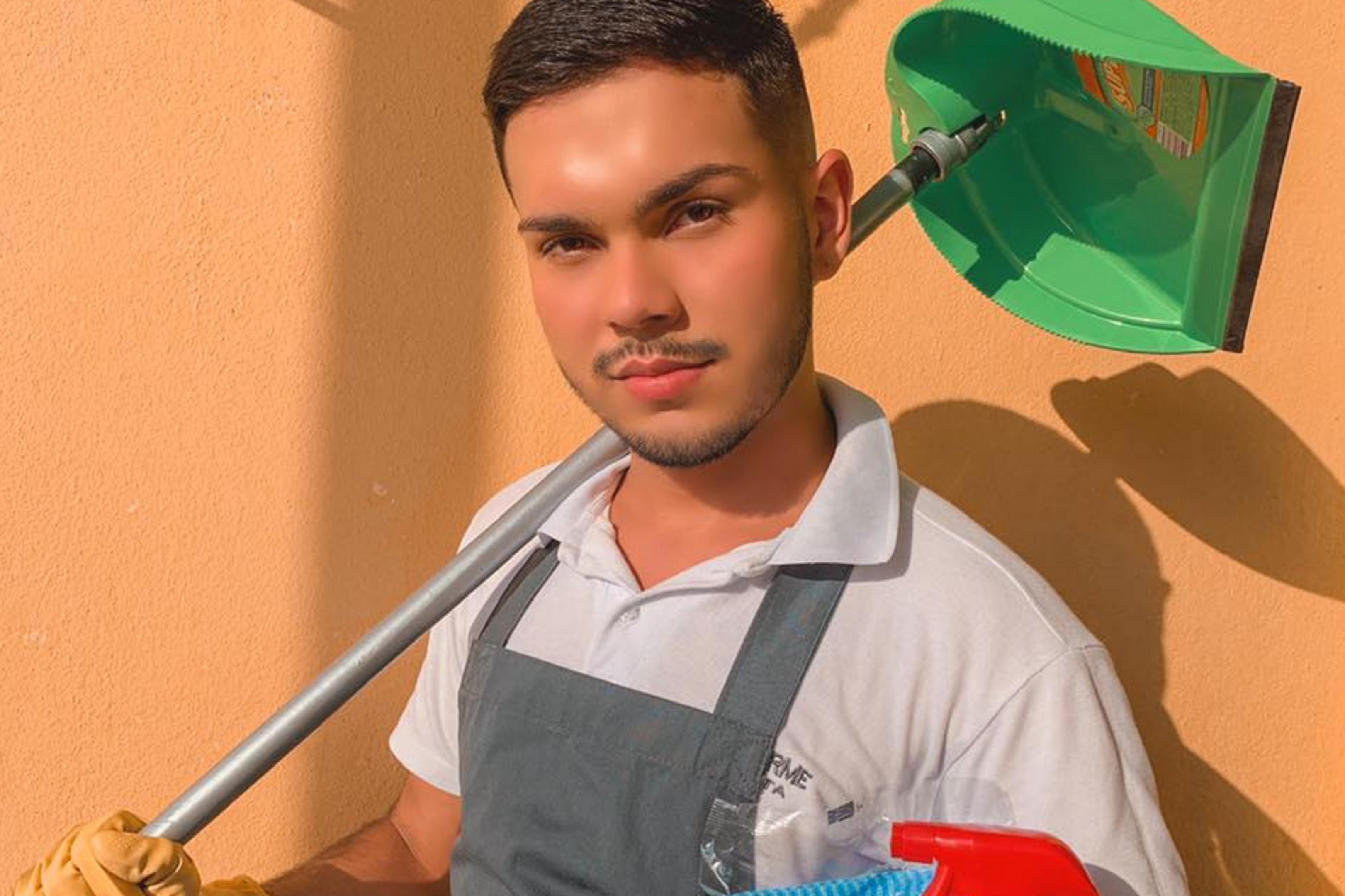 Conhe&ccedil;a Guilherme Gomes, influenciador que viralizou fazendo faxinas pelo Brasil