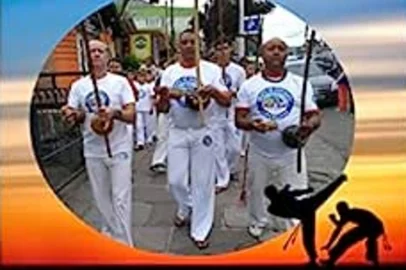 Vai rolar nesta sexta-feira (21), o lançamento do livro "Breviário da Capoeira", de Paulo Sérgio Nunes da Silva - Mestre Chocolate. A sessão de autógragos ocorre às 20h, no Centro de Cultura Ordovás. A entrada é gratuita.<!-- NICAID(15486807) -->