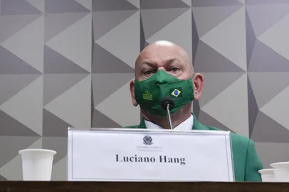 Comissão Parlamentar de Inquérito da Pandemia (CPIPANDEMIA) realiza oitiva de empresário acusado de pertencer ao chamado "gabinete paralelo", grupo suspeito de aconselhar o presidente da República em relação à pandemia de covid-19, promovendo ideias sem comprovação científica, como o "tratamento precoce" com hidroxicloroquina e ivermectina. Mesa:advogado Beno Brandão;empresário Luciano Hang.Foto: Edilson Rodrigues/Agência Senado / DivulgaçãoLocal: BrasÃ­liaIndexador: Edilson RodriguesFonte: AgÃªncia SenadoFotógrafo: e<!-- NICAID(14901844) -->