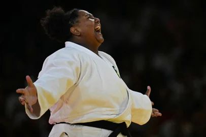 JUDO OLY PARIS 2024 JUDO OLY PARIS 2024 Brazil's Beatriz Souza reacts after beating Israel's Raz Hershko (Blue) in the judo women's +78kg gold medal bout of the Paris 2024 Olympic Games at the Champ-de-Mars Arena, in Paris on August 2, 2024. (Photo by Luis ROBAYO / AFP)Editoria: SPOLocal: ParisIndexador: LUIS ROBAYOSecao: judoFonte: AFPFotógrafo: STF<!-- NICAID(15830834) -->