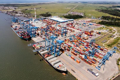 Vista aérea do Tecon no porto de Rio Grande<!-- NICAID(14740407) -->