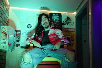 Após um ano afastado da música, Charles retorna em 2023 com: "MEDROSO", single de estreia de seu primeiro EP a ser lançado chamado: "Jovem Erro" que tem como tema central as histórias de quatro noites de caos e descoberta de sua juventude através de canções que passeiam entre o eletropop e o indie.<!-- NICAID(15423517) -->