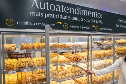 Padaria do Unidasul; produto mais vendido é o cacetinho<!-- NICAID(16174015) -->