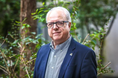 PORTO ALEGRE, RS, 05/07/2023: Retrato do engenheiro Pedro Bisch Neto, que assume a presidência da Empresa Pública de Transporte e Circulação (EPTC) a partir desta quarta-feira, 5. Pedro Bisch Neto é graduado engenheiro elétrico pela UFRGS. Nas décadas de 70 e 80 trabalhou na Prefeitura de Porto Alegre. Ao longo da trajetória como gestor público, foi diretor-presidente da Companhia Rio-Grandense de Mineração e da Companhia Estadual de Energia Elétrica (CEEE), diretor-superintendente da Metroplan e, recentemente, diretor-presidente da Trensurb. <!-- NICAID(16094326) -->