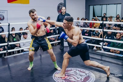 JVT Fight Night: Confira os resultados da 8ª edição. Mais de 20 combates, entre amadores e profissionais, aconteceram no Centro de Treinamento JVT, em Caxias do Sul, no último sábado (14)Indexador: Pedro Benedetti<!-- NICAID(16060946) -->