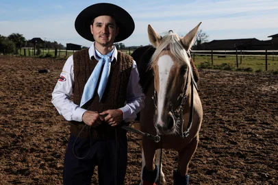 Jaguarão, RS, Brasil – Ginete e treinador de cavalo crioulo, Ricardo Gigena Wrege, o Ricardinho, se destaca na formação de campeões, unindo técnica, tradição e a relação próxima com os animais.Indexador: jeff botega<!-- NICAID(16101326) -->