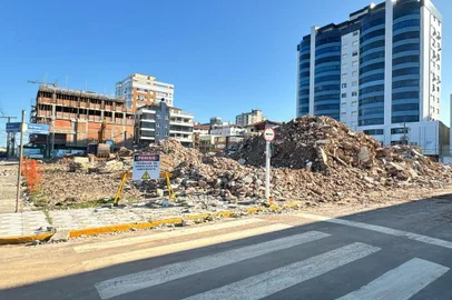 Fechado após 95 anos, hotel é demolido para dar lugar a novo empreendimento no Litoral<!-- NICAID(15818200) -->