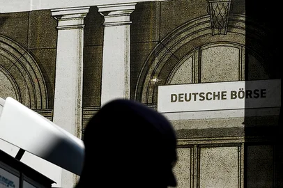 A man walks past the Deutsche Boerse stock exchange in Frankfurt am Main, western Germany, on April 11, 2025. Leading economic institutes on April 10, 2025 slashed their 2025 growth forecast for the German economy to near stagnation, warning Europe's struggling top economy will face extra pain from the US tariff blitz. (Photo by Kirill KUDRYAVTSEV / AFP)Editoria: FINLocal: FrankfurtIndexador: KIRILL KUDRYAVTSEVSecao: economy (general)Fonte: AFPFotógrafo: STF<!-- NICAID(16015140) -->