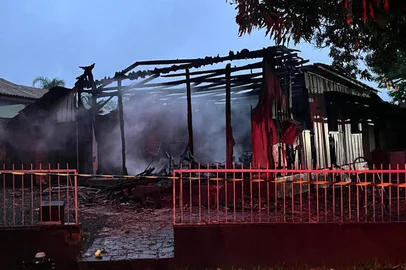 Incêndio destrói residência em Santa Rosa; suspeita é de incêndio criminoso<!-- NICAID(16384923) -->