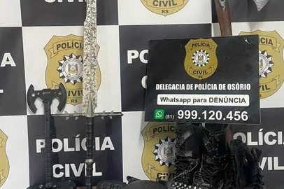 A Polícia Civil apreendeu objetos que supostamente seriam usados em um ataque a uma escola em Osório, no Litoral Norte. A ação ocorreu no dia 27.11.2025<!-- NICAID(16176100) -->