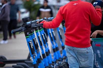 Porto Alegre recebe 650 novos patinetes elétricos, espalhados em 120 estações<!-- NICAID(15728216) -->