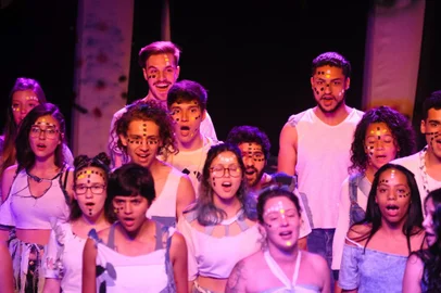 Primeira atividade é exposição no Campus 8 que começa dia 10.Festejando 10 anos de uma ação significativa na cena cultural local e nacional, o Coro Juvenil do Moinho/UCS terá uma programação especial no segundo semestre de 2023. A primeira atividade é a exposição “10 Anos do Coro Juvenil do Moinho/UCS”, que abre na próxima quinta-feira (10), no Campus 8 da UCS. No decorrer do semestre também será realizado um encontro de coros, um concerto comemorativo e o já tradicional Sarau COJmico, que chegará à sua quarta edição.<!-- NICAID(15501467) -->