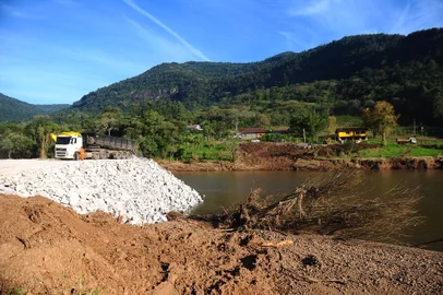 CAXIAS DO SUL, RS, BRASIL, 31/05/2024. Obras para a instalação de uma ponte provisória, entre Caxias do Sul e Nova Petrópolis, sobre o Rio Caí. A estrutura metálica sobre o Rio Caí será instalada em um desvio da BR-116, que fica entre Vila Cristina e São José do Caí, comunidade nova-petropolitana. Os primeiros trabalhos são voltados para as cabeceiras da passagem temporária. (Porthus Junior/Agência RBS)<!-- NICAID(15778288) -->