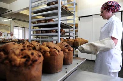 CAXIAS DO SUL, RS, BRASIL, 31/10/2014 - Padaria Pão Quente começa a intensificar produção artesanal de panetones. Na foto, Ana Paula Fachin, 31. (JONAS RAMOS/PIONEIRO)Indexador: RONI RIGON                      <!-- NICAID(10949727) -->