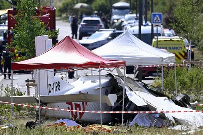 This photograph shows the wreckage of a Pilatus PC-6 light aircraft after it crashed at Tomblaine, on the outskirts of Nancy, eastern France on June 28, 2026. A civilian aircraft carrying skydivers crashed near the eastern French town of Tomblaine on June 28, 2026, killing all 11 people on board, local authorities said, in one of France's deadliest light aircraft accidents. The crash killed five instructors, five students, and the pilot, said Yves Seguy, the prefect of the eastern department of Meurthe-et-Moselle. (Photo by Jean-Christophe VERHAEGEN / AFP)Editoria: DISLocal: TomblaineIndexador: JEAN-CHRISTOPHE VERHAEGENSecao: transport accidentFonte: AFPFotógrafo: STF<!-- NICAID(16316049) -->