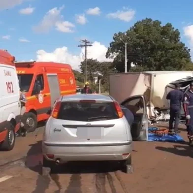 Um acidente com morte foi registrado na tarde dessa segunda-feira (10), no trevo de acesso a Ijuí, na ERS 342. Segundo o Batalhão Rodoviário da Brigada Militar, a ocorrência envolveu um caminhão e dois carros. O caroneiro do caminhão, Jonatah Alessandro Leão, de 36 anos, não resistiu aos ferimentos.