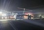 Avião pega fogo após pouso de emergência no Canadá; veja o vídeo