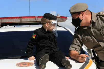 BENTO GONÇALVES, RS, BRASIL, 19/04/2021 - Stevan Soligo, de Bentp Gonçalves, tem apenas quatro anos e é um admirador da polícia. (Marcelo Casagrande/Agência RBS)<!-- NICAID(14761293) -->
