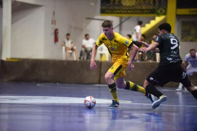 Lance de jogo entre Assoeva e Russo Preto, pela Série Ouro 2024.