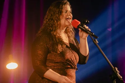 A partir do dia 27, a programação do Música Na Praça retorna ao Bourbon San Pellegrino. O projeto, que leva apresentações musicais aos clientes na praça de alimentação do empreendimento, valoriza a cena artística local.  Quem se apresenta nos dias 27/06 e 31/07 é Daia (foto), cantora, compositora e produtora com mais de 10 anos de carreira. Em 2023, ela estrelou o projeto "Chega Mais: Daia canta Rita Lee", em homenagem a uma das maiores artistas do rock brasileiro. Já no dia 12/07, a trilha sonora ficará por conta de Dan Ferreti.<!-- NICAID(15798665) -->