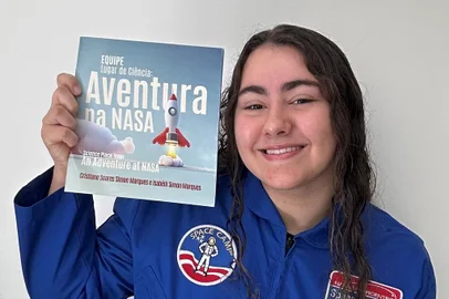 Estudante Isabélli Marques, da Escola Estadual de Ensino Médio Frei Plácido, com seu livro “Aventura na NASA”.Crédito: Isabélli Marques/Arquivo pessoal<!-- NICAID(15555029) -->