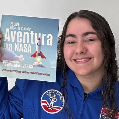 Estudante Isabélli Marques, da Escola Estadual de Ensino Médio Frei Plácido, com seu livro “Aventura na NASA”.Crédito: Isabélli Marques/Arquivo pessoal<!-- NICAID(15555029) -->