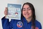 Estudante Isabélli Marques, da Escola Estadual de Ensino Médio Frei Plácido, com seu livro “Aventura na NASA”.Crédito: Isabélli Marques/Arquivo pessoal<!-- NICAID(15555029) -->