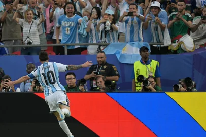 JUAN MABROMATA / AFP Argentina's forward #10 Lionel Messi celebrates scoring his team's first goal during the 2026 World Cup Group J football match between Argentina and Algeria at the Kansas City Stadium in Kansas City on June 16, 2026. (Photo by JUAN MABROMATA / AFP)<!-- NICAID(16308200) -->