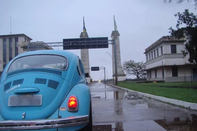 A viagem de um casal do Brasil ao Chile a bordo de um fusca azul<!-- NICAID(16146724) -->