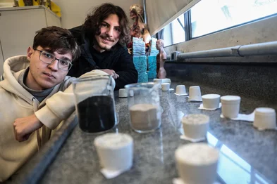 GRAVATAÍ, RS, BRASIL, 07-07-2025: Panorama dos cursos técnicos no Rio Grande do Sul. Alunos do ensino médio integrado à cursos técnicos de escola do SESI em Gravataí desenvolveram protótipo de pavimento ecológico que mistura pneus usados, restos de construção civil e concreto para substituir o uso do asfalto. Foto: Jonathan Heckler/Agência RBS<!-- NICAID(16074823) -->